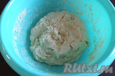 Тесто получится липким, но лишнюю муку не добавляйте, чтобы готовое голландское печенье не было твёрдым.