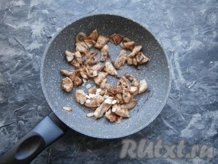 Обжаривать мясо ещё несколько минут, чтобы оно немного поджарилось. В конце добавить измельчённый чеснок, мясо перемешать и выключить огонь. Свинину остудить.