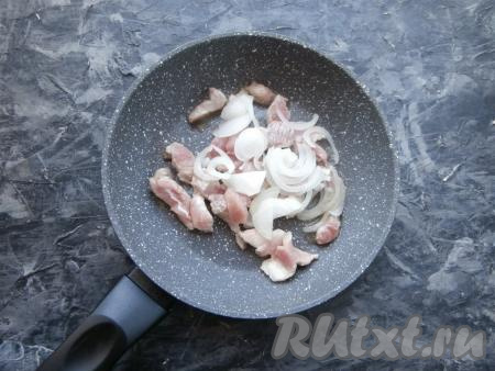Чеснок и лук очистить. Удалить семена и плодоножку из болгарского перца. Мякоть свинины нарезать небольшими, длинными, желательно, тонкими кусочками. Поместить мясо в сковороду с растительным маслом, обжарить со всех сторон в течение 1-2 минут на среднем огне. Добавить к свинине нарезанный полукольцами лук.