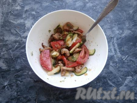 Этой смесью заправить подготовленный салат, добавив ещё&nbsp;измельчённую зелень петрушки.