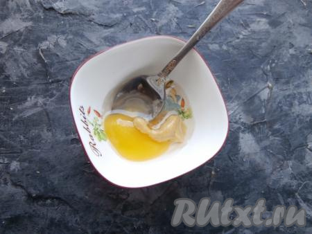 В отдельной мисочке смешать горчицу, мёд, 1 столовую ложку растительного масла,&nbsp;влить лимонный сок.