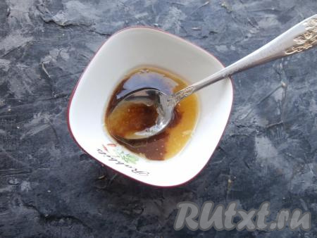 Сюда же влить соевый соус и тщательно перемешать до однородности.