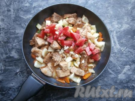 Также добавить нарезанные кубиками помидоры и мелко нарезанный чеснок.