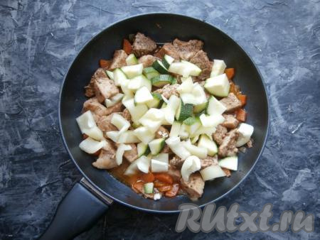 Накрыть сковороду крышкой, довести до кипения и тушить свинину&nbsp;на самом минимальном огне в течение 30-35&nbsp;минут. Далее добавить в сковороду нарезанные кусочками кабачки и болгарский перец.