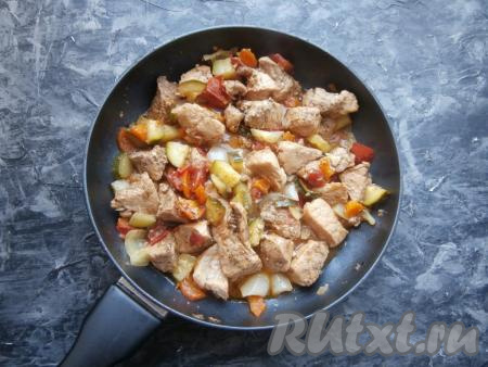 Всё перемешать и протушить блюдо с закрытой крышкой на слабом огне ещё 15-20 минут.