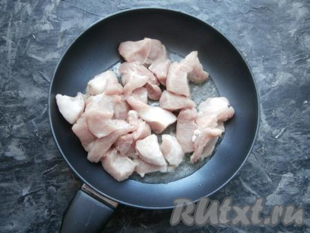 Очистить луковицу, чеснок и морковь. Удалить семечки с плодоножкой из болгарского перца. Если у кабачка тонкая шкурка и мелкие семечки, значит можно готовить вместе с ними. Мякоть свинины нарезать крупными кусочками, поместить в сковороду, очень хорошо разогретую с растительным маслом.