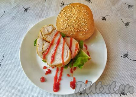 Я достала рулет из духовки спустя 4 часа и сразу убрала в холодильник на ночь. На утро были бесподобные бутерброды с ароматными, сочными и аппетитными куриными ломтиками.