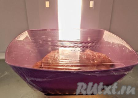 Затянуть ёмкость с куриным мясом пищевой плёнкой и убрать в холодильник, как минимум, на 30 минут.