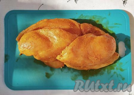 По истечении указанного времени замаринованное филе достать из холодильника, выложить кусочки друг на друга таким образом, чтобы удобно было формировать рулет (как на фото).