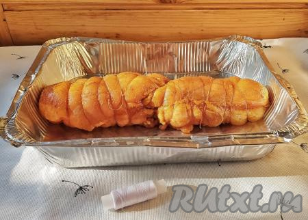 Сформировать рулет, максимально сильно стянув кусочки филе обычной ниткой (у меня сороковка в одно сложение). Выложить получившийся куриный рулет в форму для запекания (или на противень, застеленный фольгой).