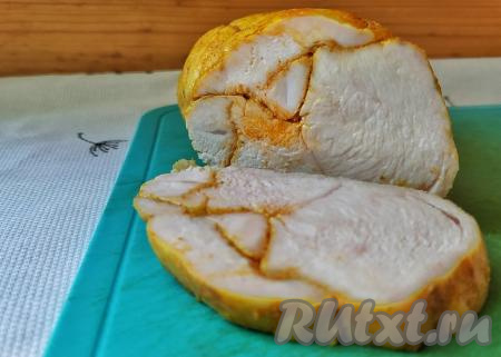 Куриный рулет готов, его можно сразу нарезать на кусочки и подать на стол, дополнив гарниром. А можно убрать рулет в холодильник и использовать его как домашнюю колбасу.