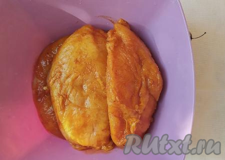 Поместить филе в глубокую ёмкость. Обвалять куриное филе со всех сторон в получившейся ароматной смеси, равномерно смазывая каждый кусочек мяса.