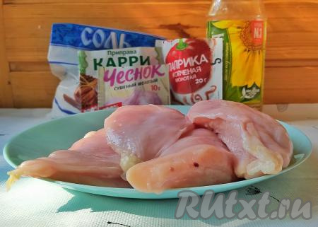 Куриное филе для рулета желательно брать большого размера (я взяла 4 куриных филе), промыть мясо под проточной водой.