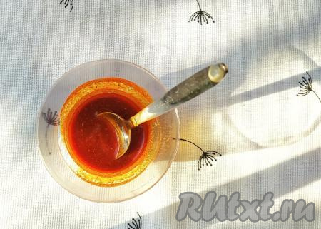 В небольшой ёмкости соединить копчёную паприку, карри, сушёный чеснок (или другие любимые специи), соль и подсолнечное масло, тщательно перемешать получившуюся ароматную смесь.