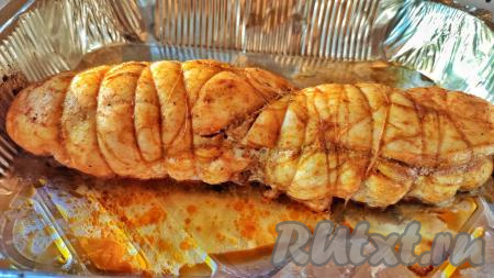 Запекать рулет из куриного филе в разогретой до 250 градусов духовке 25 минут. Затем выключить духовку и оставить в ней рулет до полного остывания (примерно, на 1,5-2 часа). Вынуть рулет из духовки, снять нитки.