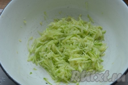 Кабачок почистить, натереть на крупной терке. Сок отжать.