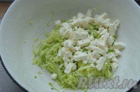 Сыр фета мелко порезать или натереть на терке.