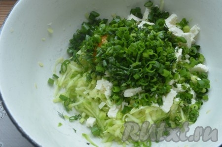 Зелень мелко порезать, перемешать.