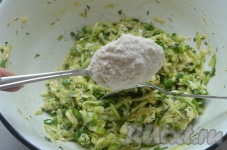 Всыпать муку, перемешать до однородности.