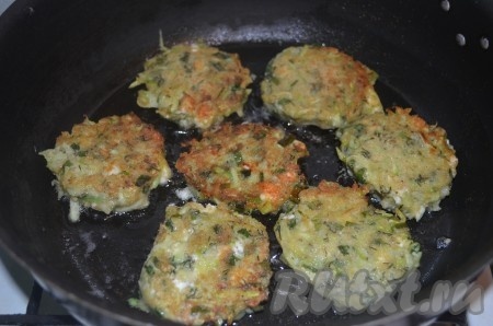 Жарить кабачковые оладьи с двух сторон до золотистого цвета на небольшом количестве растительного масла.