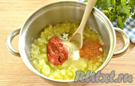 К перекрученным овощам добавляем томатную пасту, растительное масло, соль, красный молотый перец  и сахар, хорошо перемешиваем.