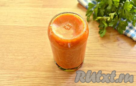 Банки переворачиваем, ставим на крышки, сверху накрываем одеялом (или махровым&nbsp;полотенцем), полностью остужаем.