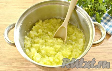 Кусочки кабачка и перца измельчаем с помощью мясорубки сразу в кастрюлю, в которой в дальнейшем будем варить аджику. Получится вот такая овощная масса, как на фото.