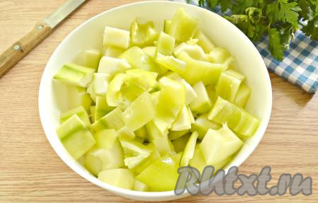 Для приготовления аджики по этому рецепту подойдут и молодые, и уже созревшие кабачки. Очищаем кабачки от кожуры, а если семечки достаточно крупные, их обязательно нужно удалить. Промываем сладкий болгарский перец, удаляем семенную коробочку с семенами. Подготовленный 1 килограмм кабачков и перец нарезаем на небольшие кусочки.