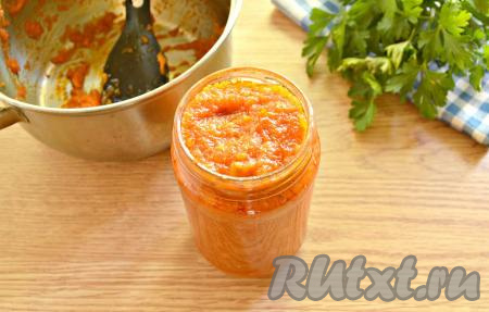 Горячую аджику из кабачков с томатной пастой раскладываем в простерилизованные банки (банки стерилизуйте, как вам удобно, я делаю это над паром), закручиваем прокипячёнными крышками.