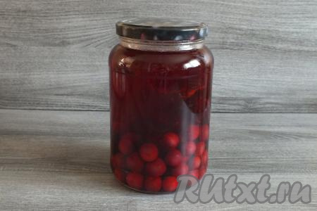 Горячий компот из кастрюли влейте в банку с вишней и мятой, заполняя баночку жидкостью до самого верха, сразу закатайте (или закрутите) крышкой.