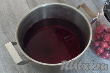 Когда содержимое банки будет холодным, перелейте воду в кастрюлю (ягоды и мята должны остаться в банке). В кастрюлю с водой, вылитой из банки, добавьте сахар и лимонную кислоту, поставьте на огонь и доведите до кипения. Убавьте огонь, проварите 5-7 минут. Если будет появляться пенка, удаляйте её.