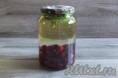 Вскипятите воду и залейте содержимое банки кипятком, прикройте крышкой. Укутайте пледом и оставьте до полного остывания. Обычно я делаю это вечером, а утром банка будет хорошо остывшей.