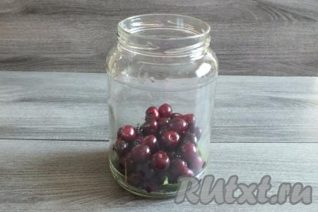 Сверху выложите 300 грамм вишен с косточками.