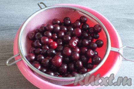 Вишню вымойте, откиньте на дуршлаг, дайте стечь лишней жидкости. Порченые и мятые ягоды уберите.