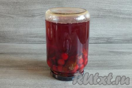 Поставьте банку с компотом на крышку, укутайте пледом и оставьте в таком виде до полного остывания.