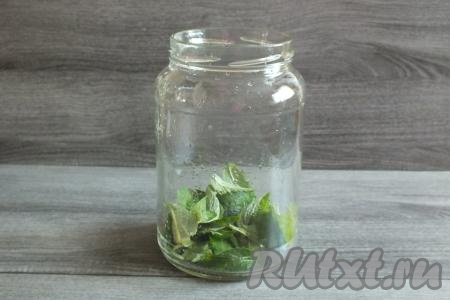 В банку выложите листочки мяты.