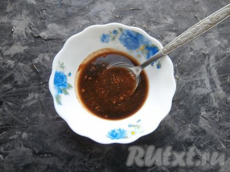 К соевому соусу добавить воду, лимонный сок, сахар и молотый перец чили, перемешать до растворения сахара.