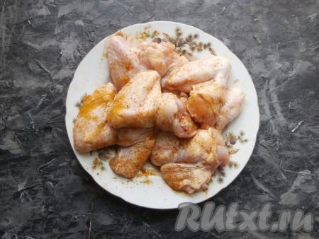 Посыпать крылья специями для курицы.