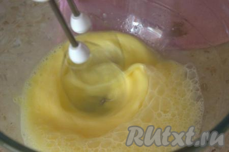 Духовку сразу поставить разогреваться до 220 градусов. В миску вбить яйца и на максимальной скорости взбить миксером в течение 3-4 минут.