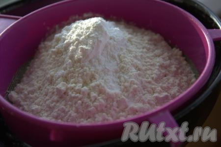 В отдельную ёмкость просеять через сито пшеничную муку с разрыхлителем.
