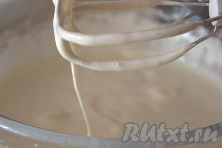 Затем к взбитым яйцам, не прекращая взбивать, всыпать постепенно сахарную пудру и ванильный сахар. Взбивать яичную массу в течение 7-10 минут, в процессе взбивания она должна увеличиться раза в 3 и стать&nbsp; светлой, кремообразной. Растопить&nbsp;сливочное масло до жидкого состояния. В яичную массу влить жидкое, но не горячее растопленное масло, хорошо перемешать яично-масляную смесь ложкой.