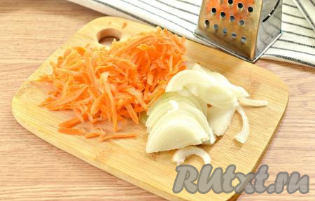 Куриное мясо промываем под прохладной водой, обсушиваем бумажными полотенцами. Очищаем кабачок от кожуры и созревших семян (у меня кабачок молодой, я только сняла с него кожуру, семена у него небольшие, я их оставила). Луковицу очищаем, нарезаем тонкими полукольцами. Чистим морковку и натираем на тёрке.