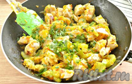 Уже готовое&nbsp;блюдо можно посыпать свежей зеленью.