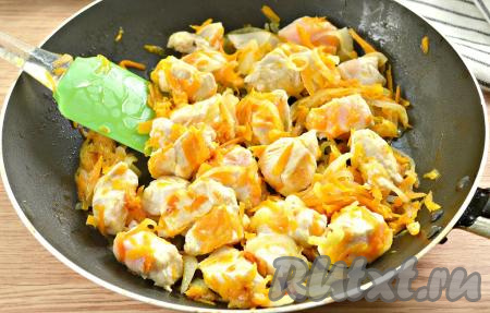 Обжариваем куриное мясо с луком и морковкой минут 5, периодически перемешивая.