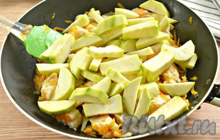 Затем добавляем кабачки, нарезанные на небольшие брусочки.