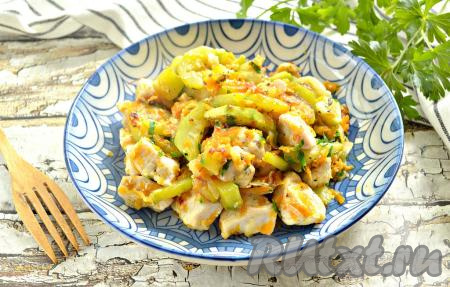 Куриное филе, тушёное с кабачками, раскладываем со сковороды по тарелкам и подаём к столу в горячем виде. Блюдо получается сочным, вкусным и аппетитным, попробуйте!