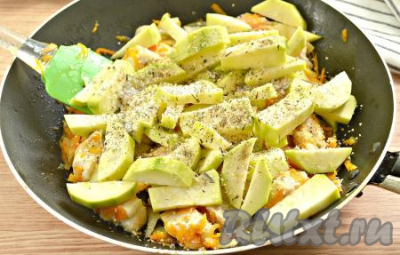 Солим, перчим содержимое сковороды по вкусу, добавляем зубчик чеснока, пропущенный через пресс, и посыпаем специями (у меня смесь&nbsp;ароматных прованских трав), хорошо перемешиваем.