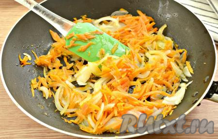 Растительное масло очень хорошо разогреваем на сковороде, выкладываем нарезанный&nbsp;лук&nbsp;и натёртую морковку. Обжариваем овощи, помешивая, на среднем огне 3-4 минуты.