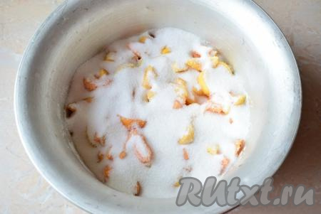 Подготовленные кусочки абрикосов поместите в кастрюлю (или другую ёмкость), в которой будете в дальнейшем варить конфитюр. Пересыпьте абрикосы сахаром&nbsp;и оставьте на 3-4 часа, чтобы они пустили сок. В зависимости от сладости абрикосов, сахара может понадобиться чуть больше или меньше.