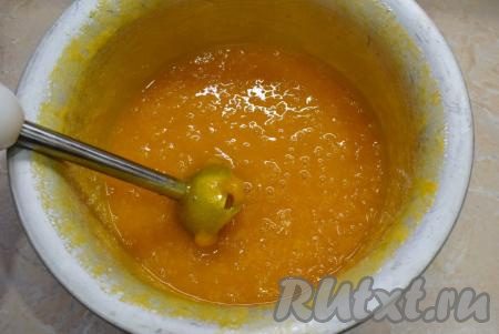 Когда абрикосовая масса полностью остынет, превратите её в пюре с помощью погружного блендера. Кастрюлю с однородным абрикосовым пюре поставьте на небольшой огонь и, периодически помешивая, доведите до кипения.